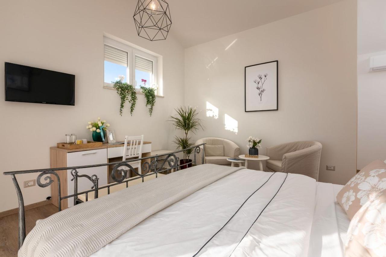Rooms Karolina Funtana Exteriör bild