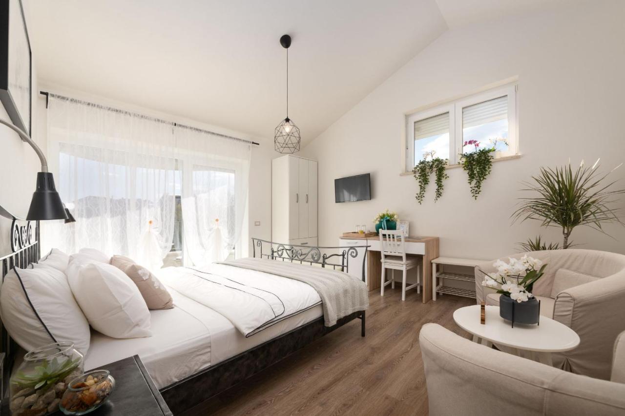 Rooms Karolina Funtana Exteriör bild